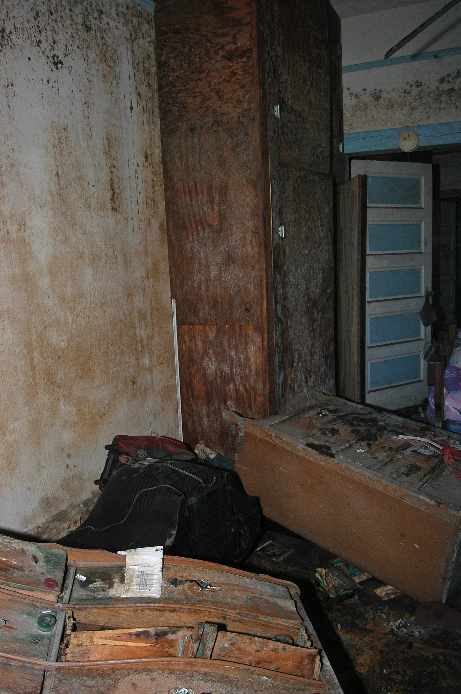 Mold-stained walls in a water-damaged room. Shown on the homepage for Huntsville, AL.